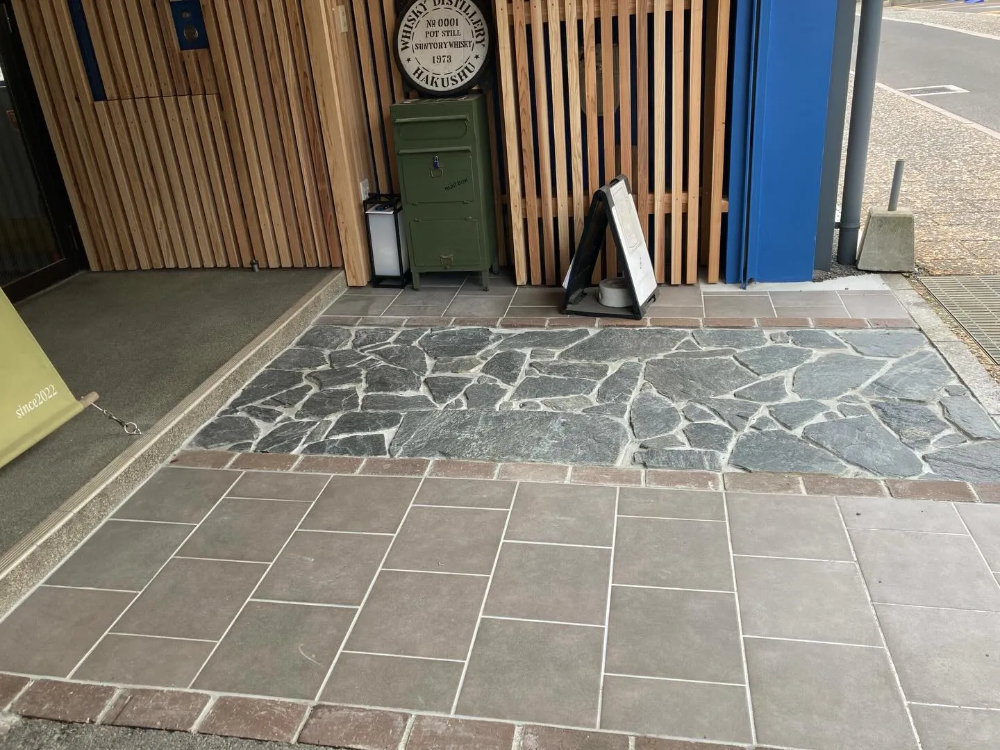 雨の日の玄関先、滑りそうでひやっとした経験、ありませんか？☔...