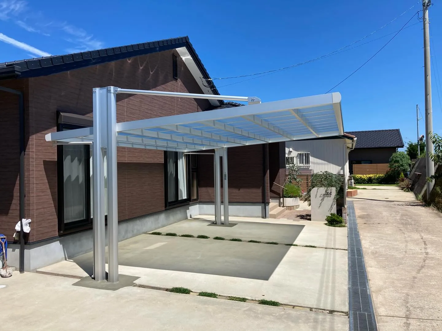 後方支持型のカーポートは、非常に便利で美しい選択肢です🚗✨。