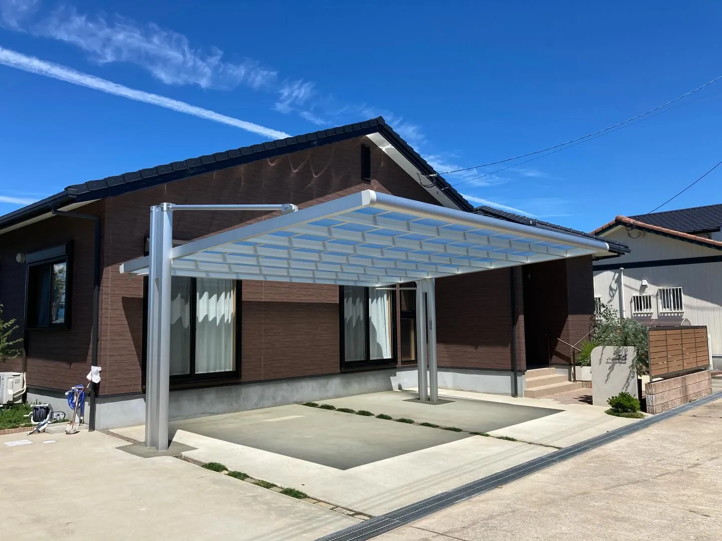 後方支持型のカーポートは、非常に便利で美しい選択肢です🚗✨。