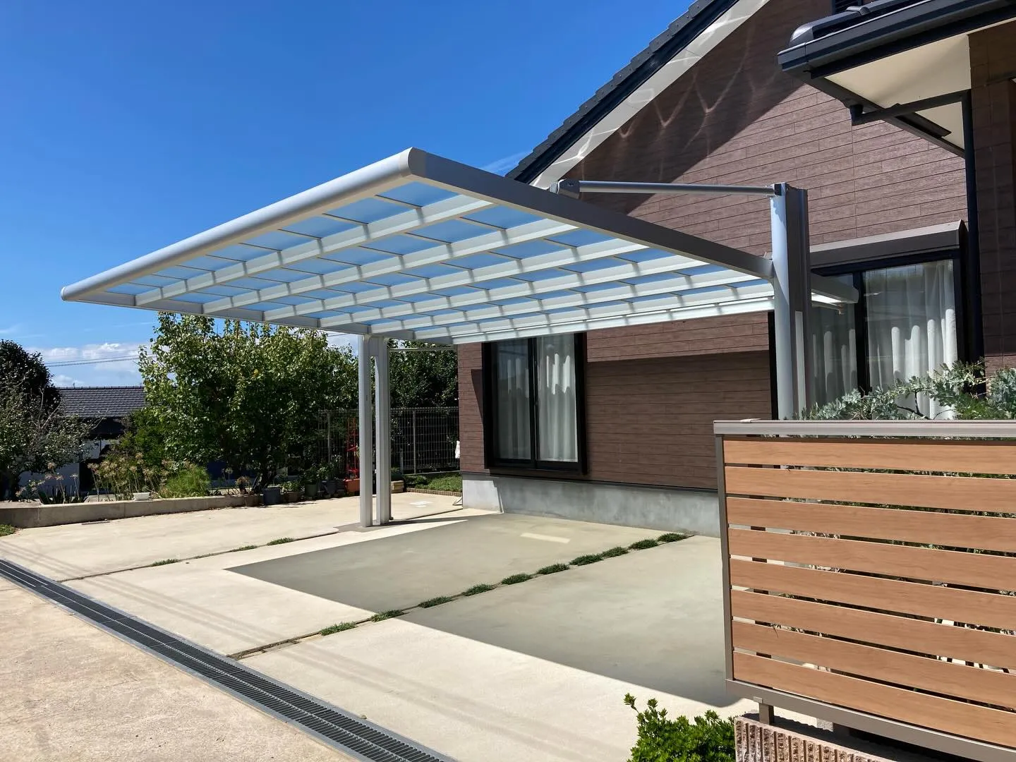 後方支持型のカーポートは、非常に便利で美しい選択肢です🚗✨。